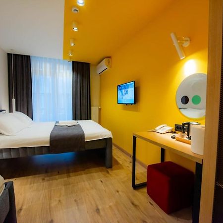 Hotel 4 Llulla Prishtine Bagian luar foto