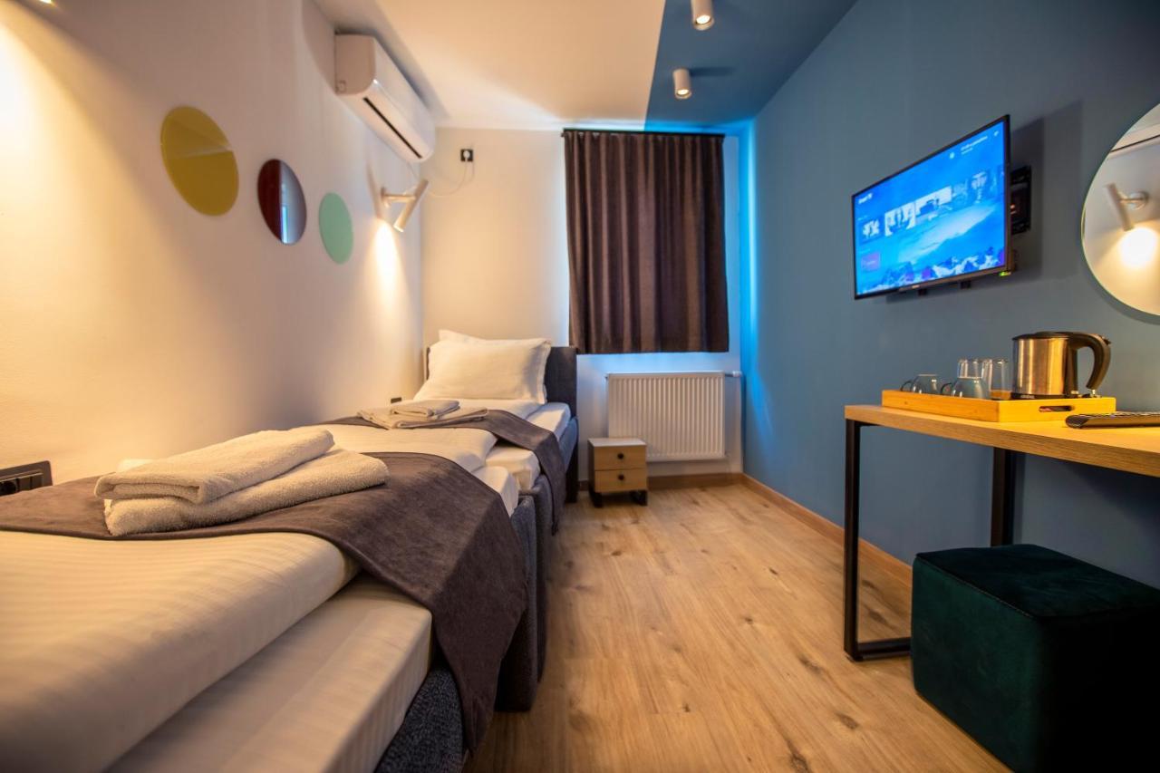 Hotel 4 Llulla Prishtine Bagian luar foto