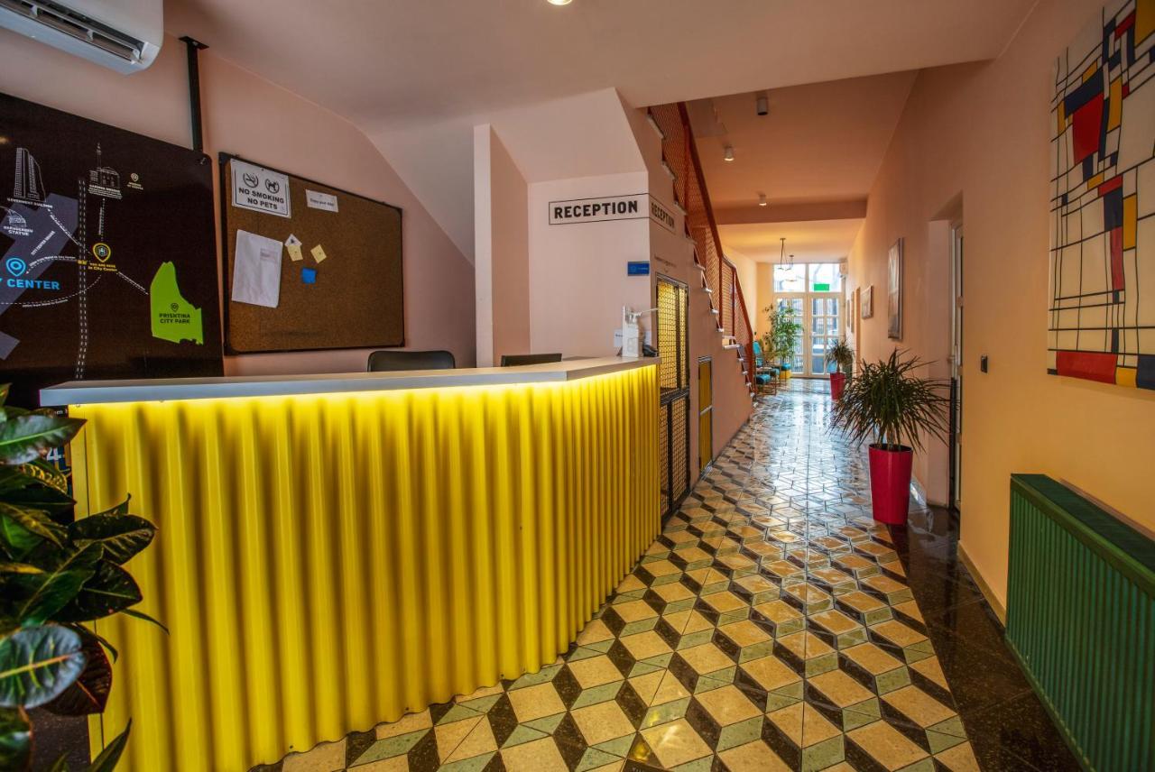 Hotel 4 Llulla Prishtine Bagian luar foto