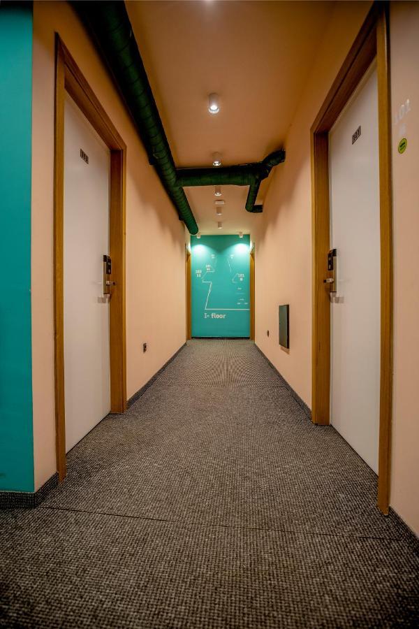 Hotel 4 Llulla Prishtine Bagian luar foto