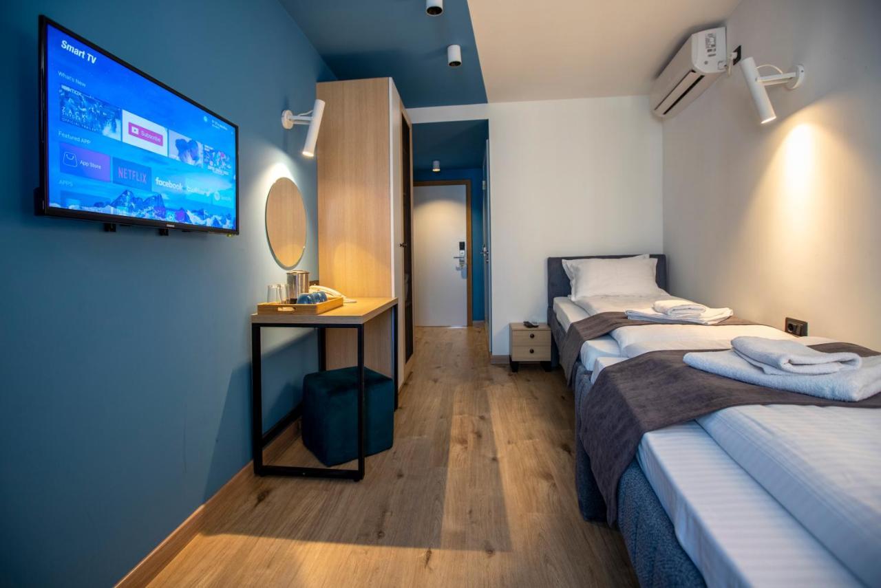 Hotel 4 Llulla Prishtine Bagian luar foto