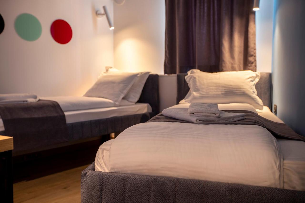 Hotel 4 Llulla Prishtine Bagian luar foto