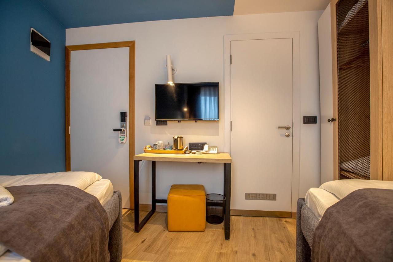 Hotel 4 Llulla Prishtine Bagian luar foto