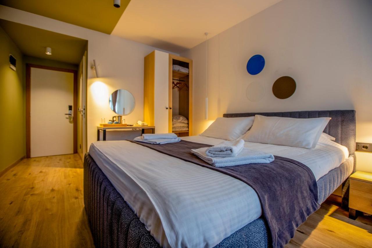 Hotel 4 Llulla Prishtine Bagian luar foto