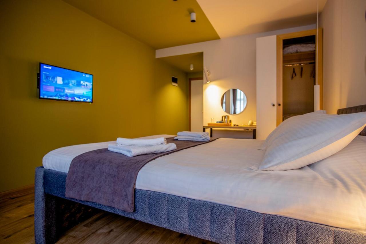 Hotel 4 Llulla Prishtine Bagian luar foto