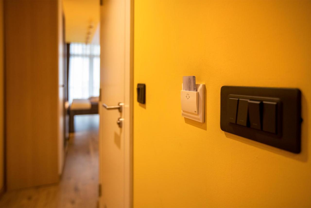 Hotel 4 Llulla Prishtine Bagian luar foto