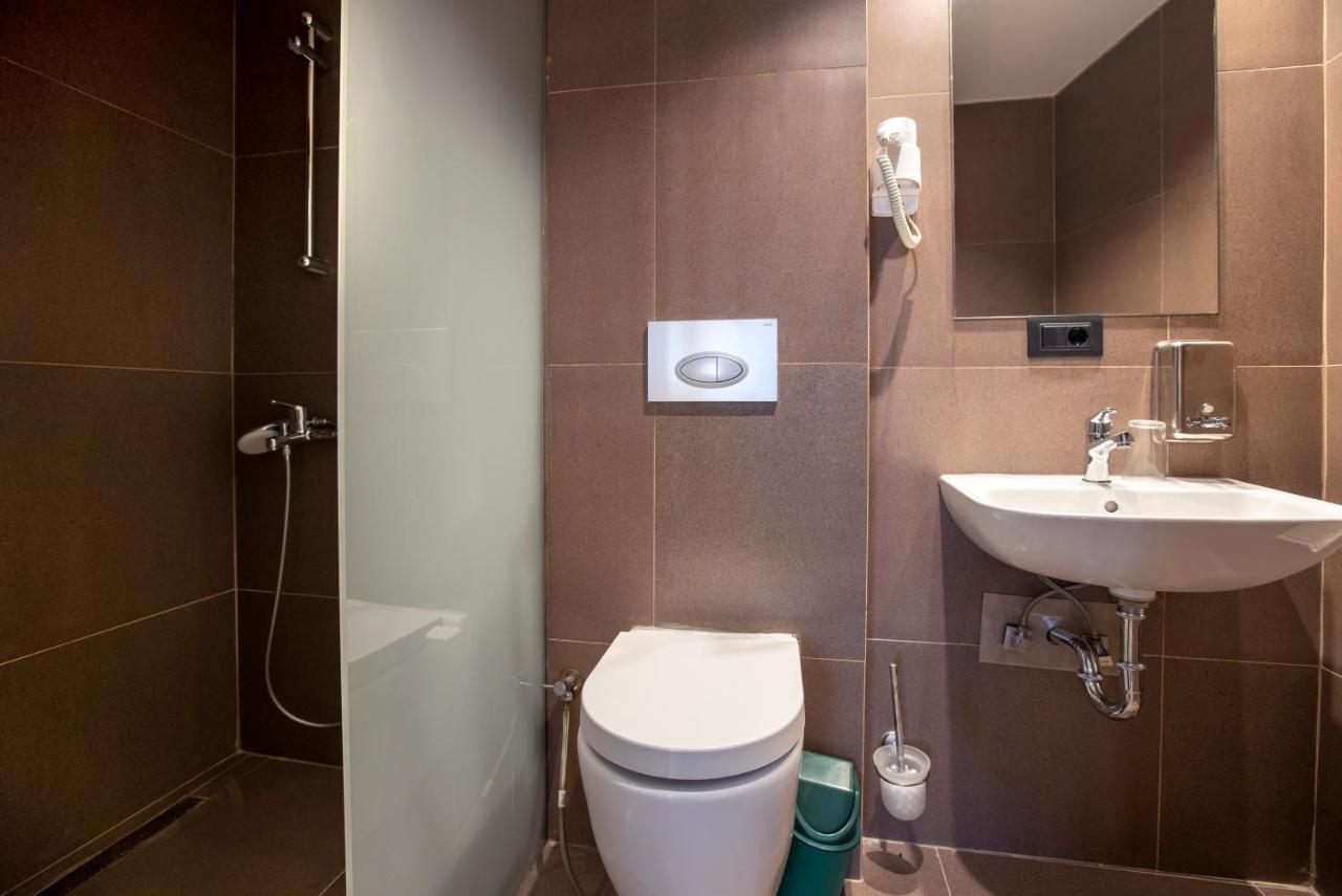 Hotel 4 Llulla Prishtine Bagian luar foto