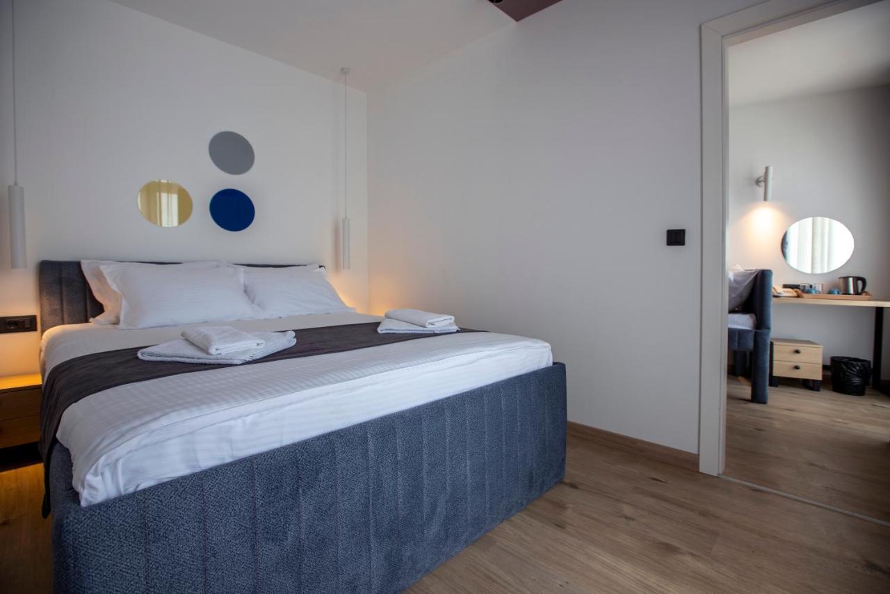 Hotel 4 Llulla Prishtine Bagian luar foto