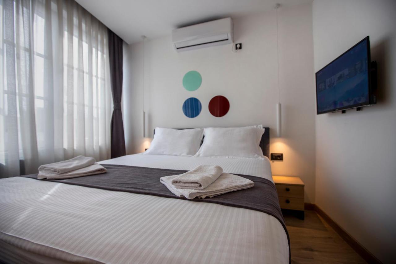 Hotel 4 Llulla Prishtine Bagian luar foto