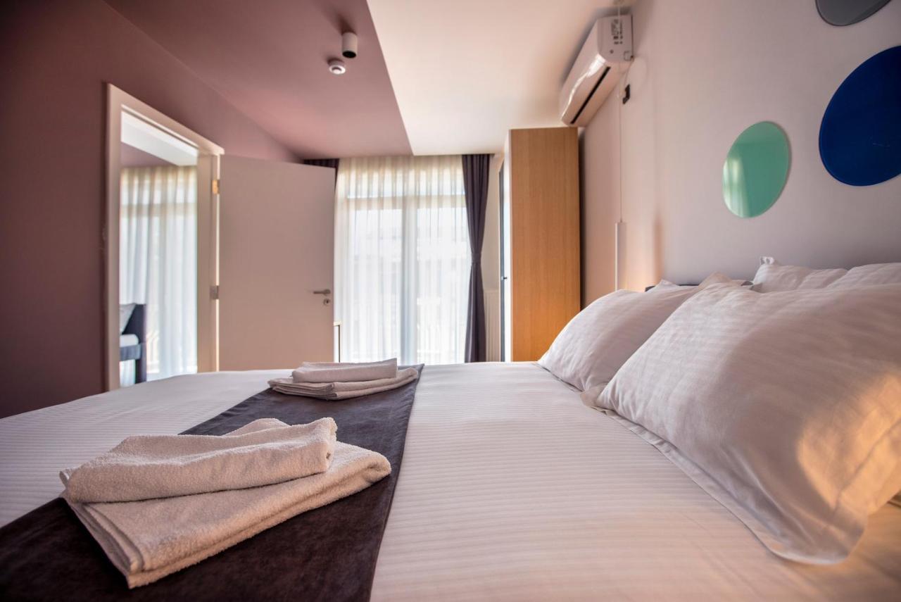 Hotel 4 Llulla Prishtine Bagian luar foto