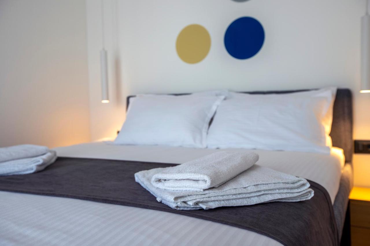 Hotel 4 Llulla Prishtine Bagian luar foto
