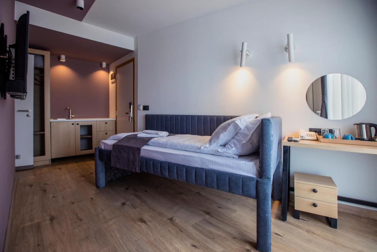 Hotel 4 Llulla Prishtine Bagian luar foto