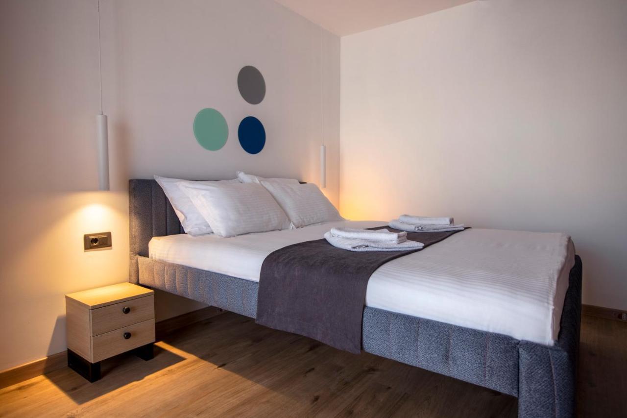 Hotel 4 Llulla Prishtine Bagian luar foto