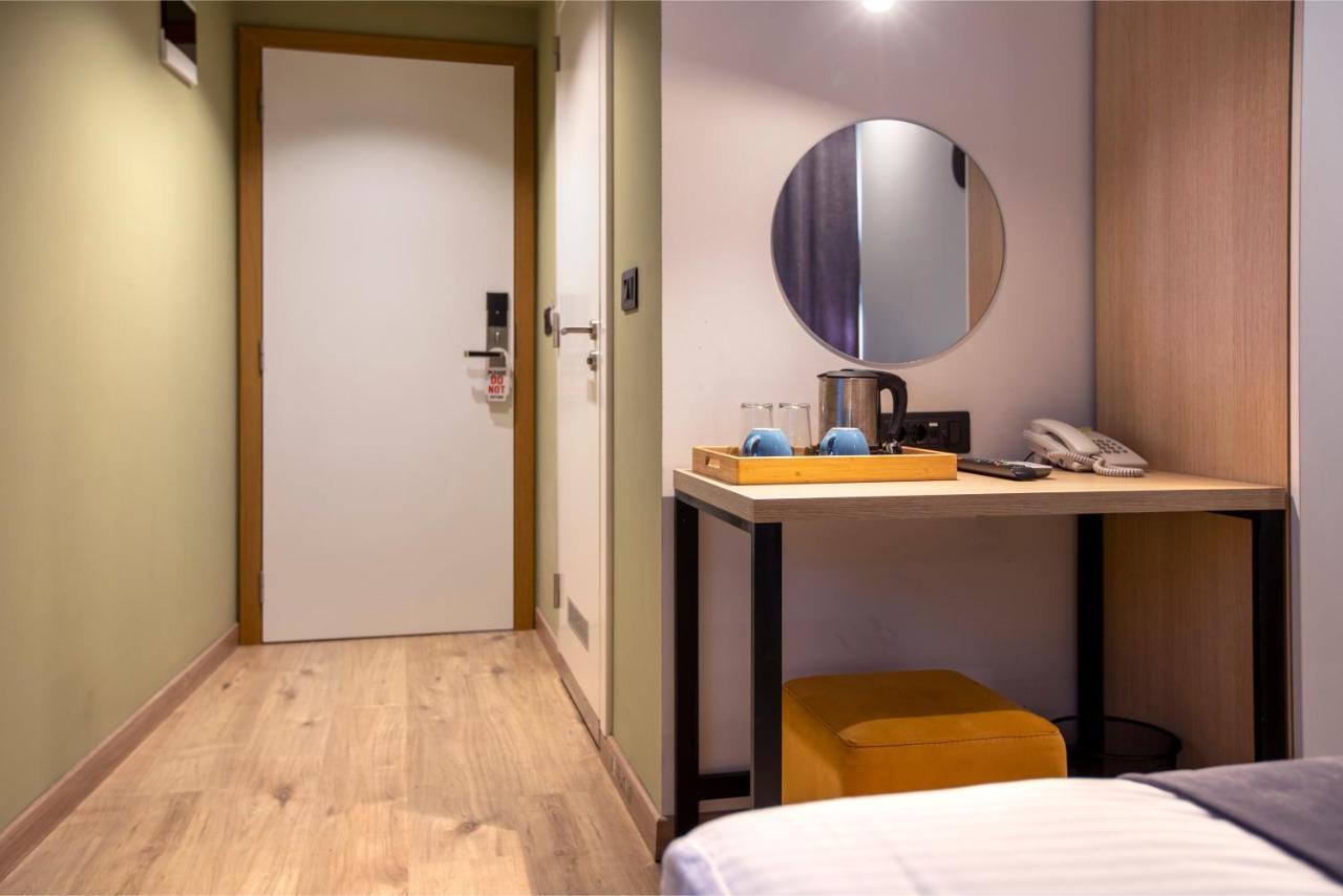 Hotel 4 Llulla Prishtine Bagian luar foto
