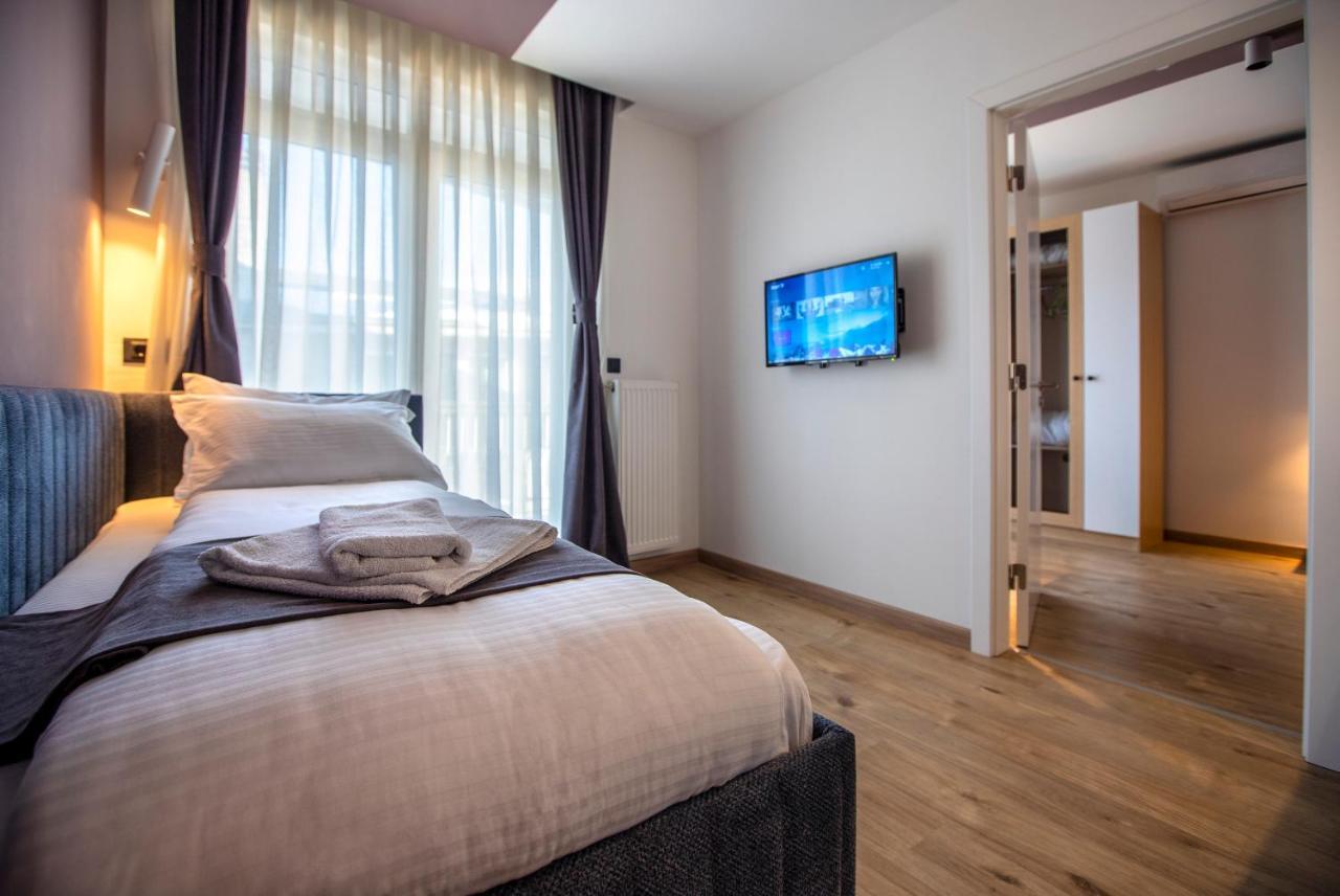 Hotel 4 Llulla Prishtine Bagian luar foto