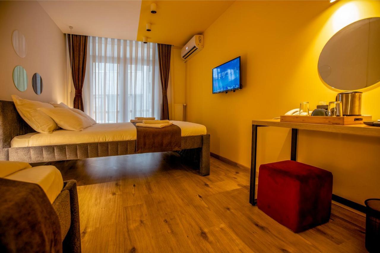 Hotel 4 Llulla Prishtine Bagian luar foto