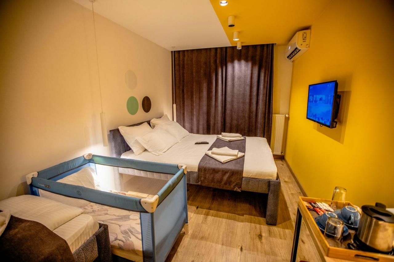 Hotel 4 Llulla Prishtine Bagian luar foto