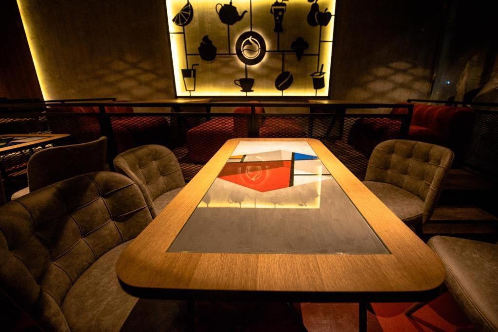 Hotel 4 Llulla Prishtine Bagian luar foto