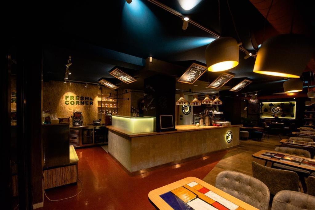 Hotel 4 Llulla Prishtine Bagian luar foto