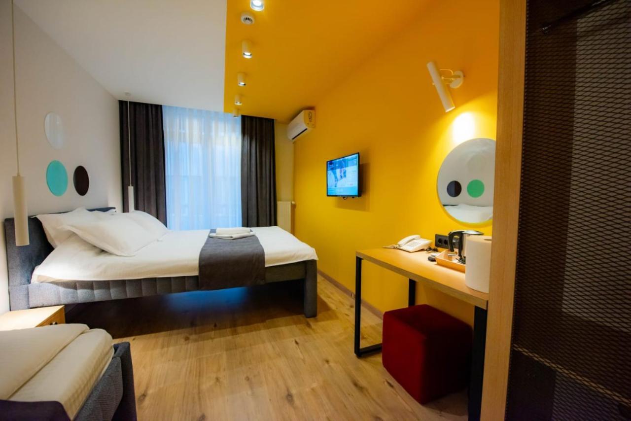 Hotel 4 Llulla Prishtine Bagian luar foto