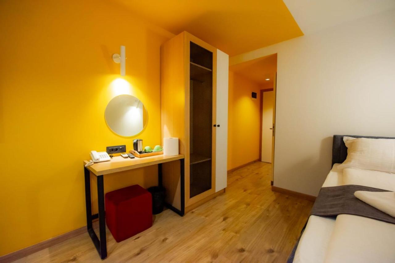Hotel 4 Llulla Prishtine Bagian luar foto